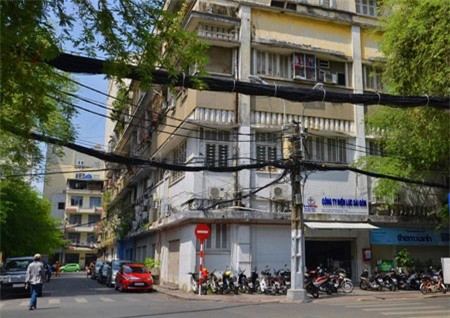 Rơi từ chung cư xuống đất, một phụ nữ tử vong - ảnh 1